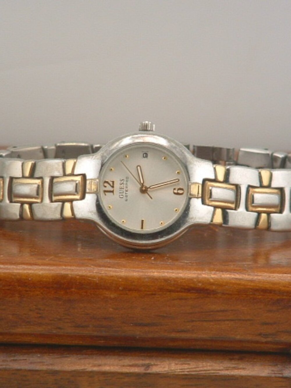Pre-Owned Women’s Guess G65195L Analog Dress Watch